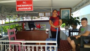 Binası yıkılan kadın muhtar, açık alana tezgah açtı, 'hizmete devam' dedi