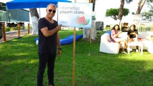 "Bu alanda internet, cep telefonu ve tablet kullanmak yasaktır" tabelalarını gören şok oldu