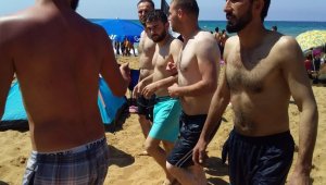 Dalgalı denizde açılan genç boğulma tehlikesi geçirdi