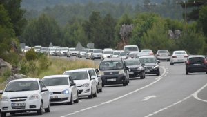 Eve dönen tatilciler yolun tek şeridinde uzun kuyruklar oluşturdu