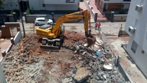 Metruk bina yıkıldı