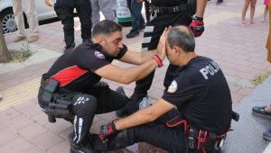 Polisten duygulandıran hareket