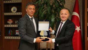 Rektör Ünal'a Çevreci Üniversite Ödülü