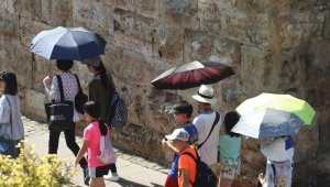 Sıcaktan bunalan turistler şemsiyelere sığındı