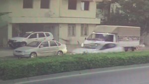 Süt aldığı aracın önünden karşıya geçmek isteyen çocuğa otomobil çarptı