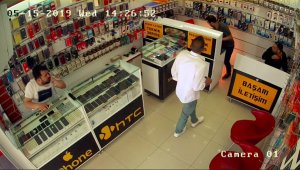 Tamir ettiği cep telefonunun bataryası elinde patladı