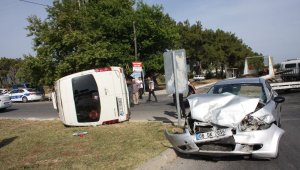 Tur minibüsünün otomobille çarpışıp devrildiği kaza ucuz atlatıldı