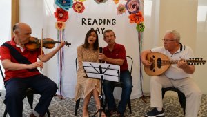Türk sanat müziği şarkılarını İngilizce söylediler