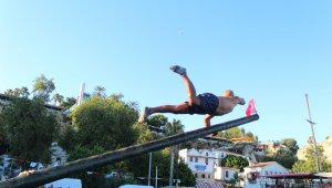 Vali Karaloğlu'ndan köpük partisi teknelerine atık uyarısı