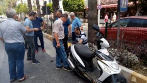 Yayaya yol vermek için duran motosiklete otomobil çarptı