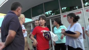 Antalya'da balayındaki Kazak turist, beton zemine üştü