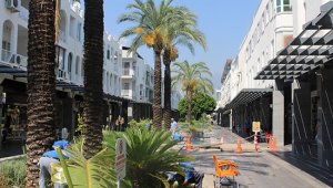 Büyükşehir Kemer'de Atatürk ve Liman caddeleri temizledi