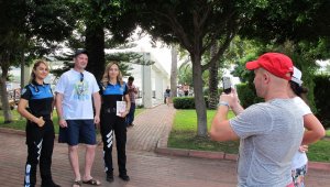 Kemer'de kadın polislere turist ilgisi