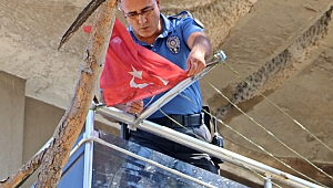 Küle dönen evde  Türk Bayrağı’na  bir şey olmadı