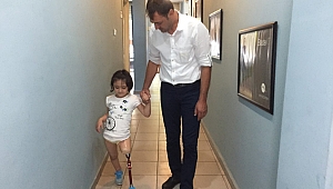 Minik Özge’nin protez sevinci