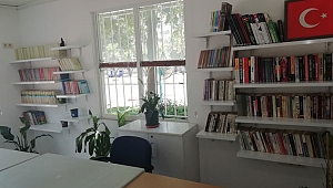 Muhtarlığı kütüphaneye çevirdi