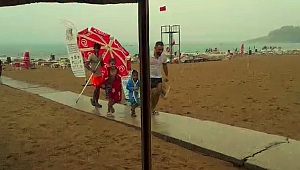 Şiddetli yağmura  plajda yakalandılar