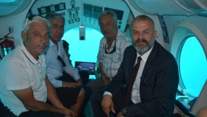 Turistik denizaltı ile mavi derinliklere indiler