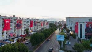 2 kilometrelik cadde 30 Ağustos için dev bayraklarla donatıldı
