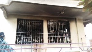 Alanya'da küle dönen evden kolundaki yanıkla kurtuldu