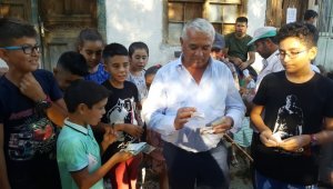 Antalyalı işadamı mezarlık ziyareti yapanları paraya boğdu
