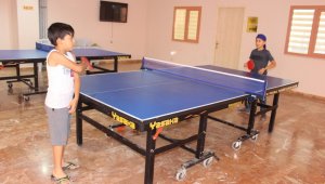 Çocuklar ve ev hanımları tenis öğreniyor