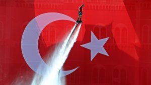Dev havuzda aynı anda havalanan 10 flyboard ile 30 Ağustos gösterisi