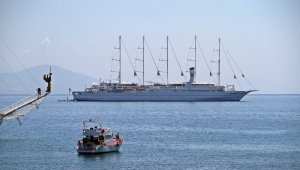 Dünyanın en büyük dev yelkenli kruvaziyeri Alanya'ya demirledi