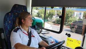 Evde bırakamadığı engelli iki yavru kedisiyle halk otobüsü şoförlüğü yapıyor