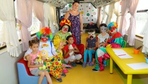 Gezici Oyun Evinde tiyatro ve palyaço sevinci