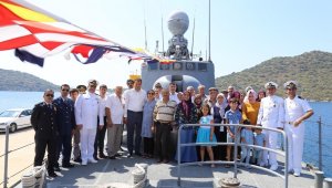 Kaş'ta askeri gemi ziyarete açıldı