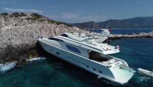Kaş'ta lüks tekne kayalıklara çarptı: 2 yaralı