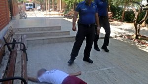 Kolonya içip cami bahçesinde sızan adamı kimse uyandıramadı