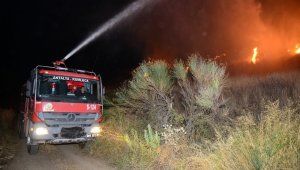 Kumluca'da korkutan yangın söndürüldü
