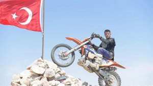 Motorlarıyla 3 bin metreye tırmanıp Türk Bayrağını yenilediler
