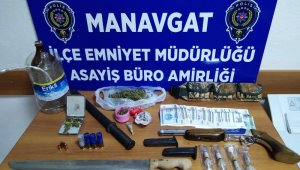 Polisten kaçan otomobilde uyuşturucu, silah ve yabancı para ele geçirildi