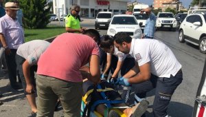 Polisten kaza yerinde meraklı kalabalığa kask uyarısı