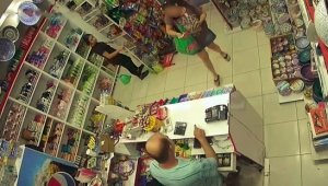 Sigara için verdiği 50 TL'ye geri alıp, üzerini de cebine koyup iş yerinden çıktı