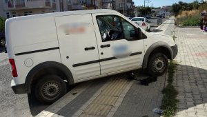 Ticari araçın çarptığı iki çocuk ölümden döndü