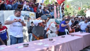 2 dakika içinde içinde 2 kilo bal yedi