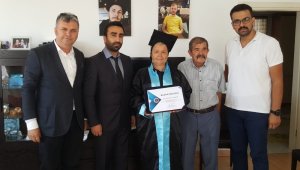 Acılı anne mezuniyetini göremediği oğlunun cübbesini giydi