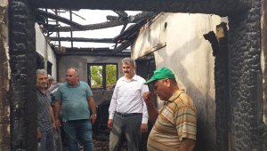 Aksu ilçesinde çıkan yangında ev küle döndü