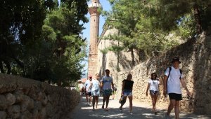 Alanya'da 788 yıllık tarihi camiye turistlerin yoğun ilgisi
