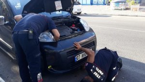 Alanya'da aracın motor kısmına sıkışan yavru kedi kurtarıldı