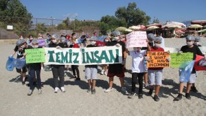 Alanya'da çocuklar sahil temizliği yaparak, çevre kirliliğine dikkat çekti