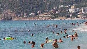 Alanya'da güneşli havayı fırsat bilenler plajlara akın etti