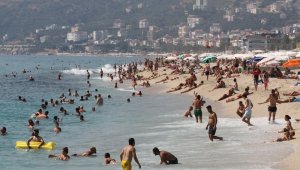 Alanya'da plajlar tıklım tıklım