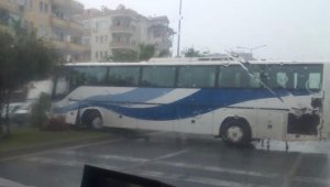 Alanya'da yağış kazalara neden oldu