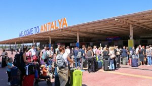 Antalya Havalimanı'nda 'Thomas Cook' kuyruğu