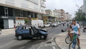 Antalya'da otomobilin çarptığı minibüs park halindeki araçlara vurdu: 1 yaralı